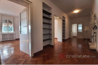 010 2016 593 Split Zvoncac four bedroom apartment with a sea view for rent