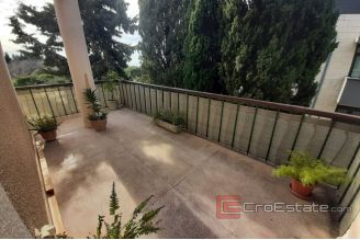 010 2016 593 Split Zvoncac four bedroom apartment with a sea view for rent