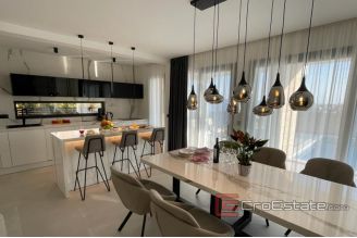 013 2035 136 Ciovo Luxury villa with a pool near the sea for sale