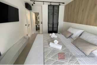 013 2035 136 Ciovo Luxury villa with a pool near the sea for sale