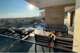 013 2035 136 Ciovo Luxury villa with a pool near the sea for sale
