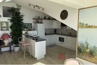 013 2036 88 Split Znjan Two bedroom apartment with a sea view for sale