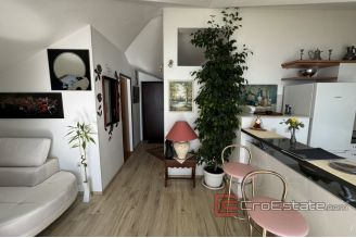 013 2036 88 Split Znjan Two bedroom apartment with a sea view for sale