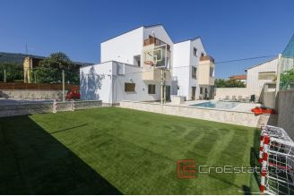 018 2031 109 Kastela Luxury villa with a sea view for sale