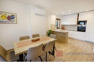 018 2031 109 Kastela Luxury villa with a sea view for sale