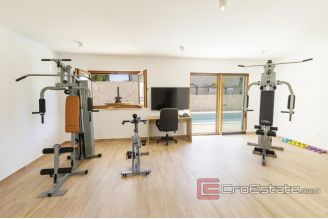 018 2031 109 Kastela Luxury villa with a sea view for sale