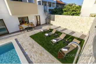 018 2031 109 Kastela Luxury villa with a sea view for sale