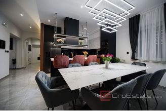 013 2043 97 Sibenik three story house with pool for sale