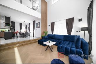 013 2043 97 Sibenik three story house with pool for sale