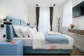 013 2043 97 Sibenik three story house with pool for sale