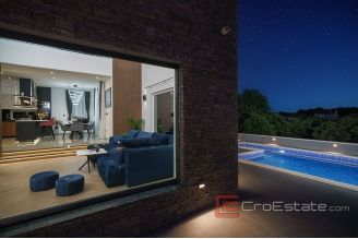 013 2043 97 Sibenik three story house with pool for sale