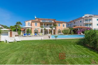 020 2026 106 Pula Apartment house with pool and a sea view for sale