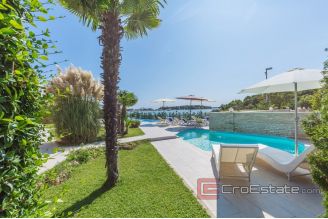 020 2026 106 Pula Apartment house with pool and a sea view for sale