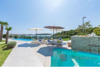 020 2026 106 Pula Apartment house with pool and a sea view for sale
