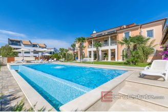 020 2026 106 Pula Apartment house with pool and a sea view for sale