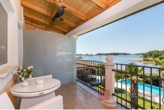 020 2026 106 Pula Apartment house with pool and a sea view for sale