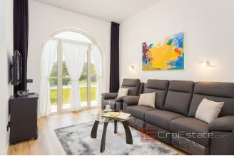 020 2026 106 Pula Apartment house with pool and a sea view for sale