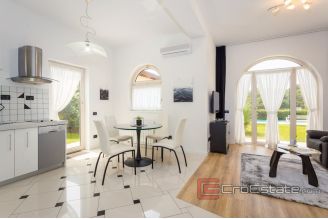 020 2026 106 Pula Apartment house with pool and a sea view for sale
