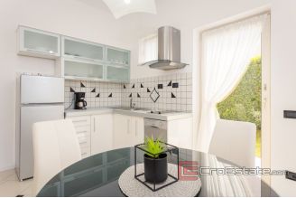 020 2026 106 Pula Apartment house with pool and a sea view for sale