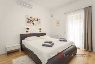 020 2026 106 Pula Apartment house with pool and a sea view for sale