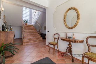 020 2026 106 Pula Apartment house with pool and a sea view for sale