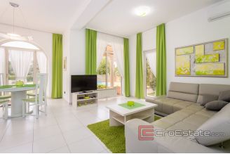 020 2026 106 Pula Apartment house with pool and a sea view for sale