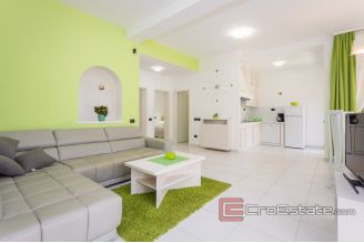 020 2026 106 Pula Apartment house with pool and a sea view for sale