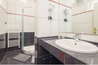 020 2026 106 Pula Apartment house with pool and a sea view for sale