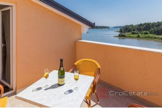 020 2026 106 Pula Apartment house with pool and a sea view for sale