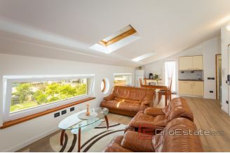 020 2026 106 Pula Apartment house with pool and a sea view for sale