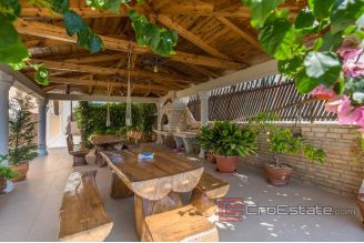 020 2026 106 Pula Apartment house with pool and a sea view for sale
