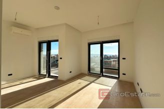 011 2022 382 Split Visoka two story apartment with a sea view for sale