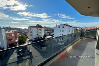 011 2022 382 Split Visoka two story apartment with a sea view for sale