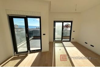 011 2022 382 Split Visoka two story apartment with a sea view for sale