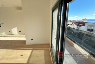 011 2022 382 Split Visoka two story apartment with a sea view for sale