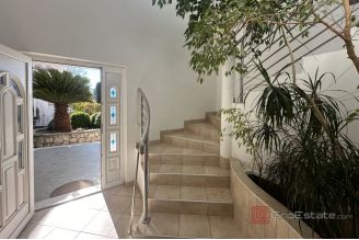 011 2043 102 Zadar Apartment house first row to the sea for sale