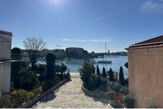 011 2043 102 Zadar Apartment house first row to the sea for sale