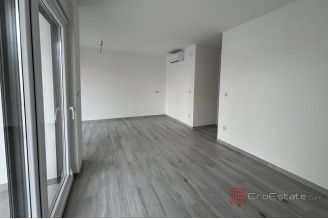 018 2035 144 Ciovo Two bedroom apatment near the sea for sale