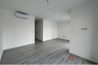 018 2035 144 Ciovo Two bedroom apatment near the sea for sale