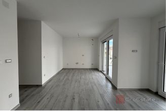 018 2035 144 Ciovo Two bedroom apatment near the sea for sale