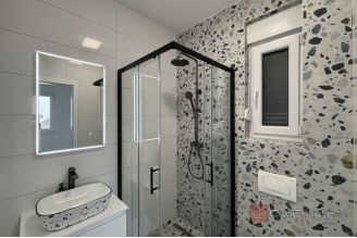 018 2035 144 Ciovo Two bedroom apatment near the sea for sale