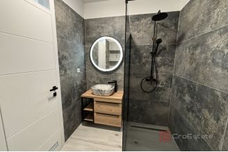 018 2035 144 Ciovo Two bedroom apatment near the sea for sale