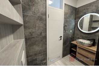 018 2035 144 Ciovo Two bedroom apatment near the sea for sale