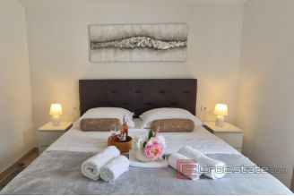 012 2031 144 Rogoznica Apartment house with sea view for sale