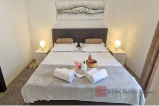 012 2031 144 Rogoznica Apartment house with sea view for sale