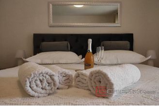 012 2031 144 Rogoznica Apartment house with sea view for sale