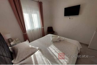 012 2031 144 Rogoznica Apartment house with sea view for sale