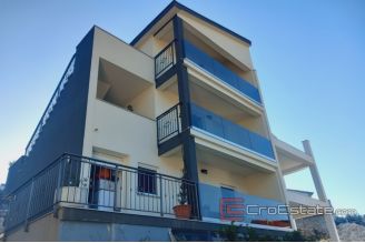 012 2031 144 Rogoznica Apartment house with sea view for sale