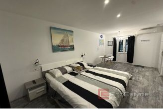 007 2043 105 Split Stone house in center for sale