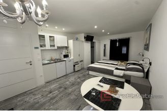 007 2043 105 Split Stone house in center for sale